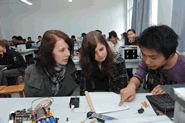 奥地利学生与我院学生交流电子产品制作技术