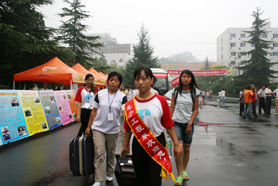 迎新工作人员为新同学服务